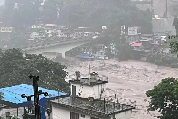 Sikkim Flood Live Updates: सिक्किम में लोनाक झील पर बादल फटा, बाढ़ में सेना के 23 जवान लापता; दो लोगों के शव बरामद